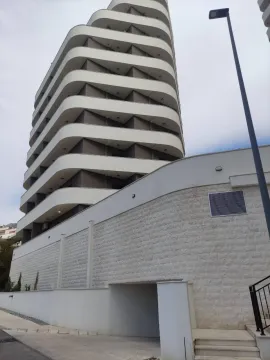 Eksterijer moderne stambene zgrade sa terasama i ulazom u garažu. - image 7