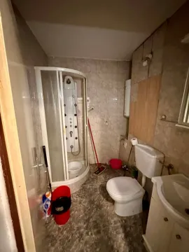 Manje opremljeno kupatilo sa tuš kabinom. - image 8