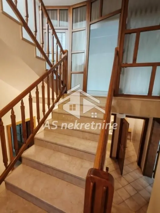 Izdavanje, kuća, 360m², Voždovac Sve Podlokacije, Beograd