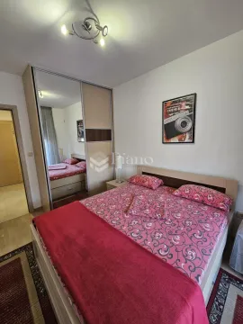 Namještena spavaća soba sa bračnim krevetom i velikim ugradnim garderobe sa ogledalom. - image 6