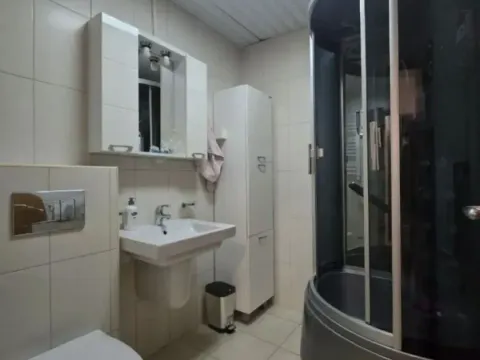 Izdavanje, četvorosoban stan, 82m², Blok 6, Podgorica - image 9