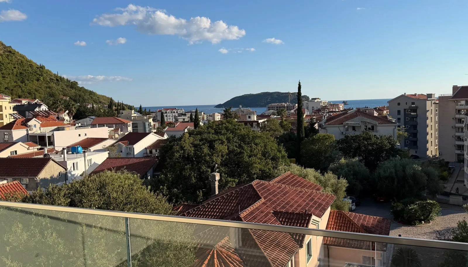 Pogled na grad i more sa terase.