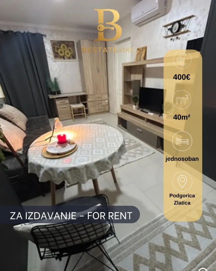 Dnevni boravak sa trpezarijskim stolom i namještajem.