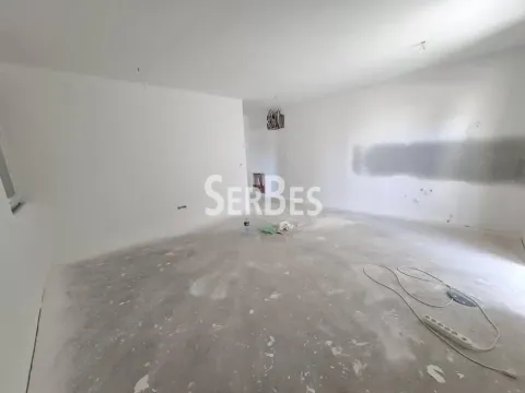 Neopremljena prostorija u fazi renoviranja sa belim zidovima. - image 3
