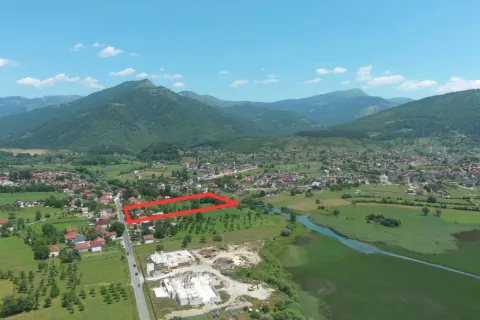 Pogled iz vazduha na plac sa označenom granicom i prirodom u okolini. - image 4