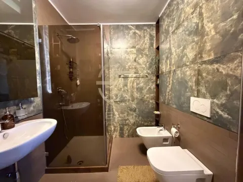 Moderno kupatilo sa tuš kabinom, umivaonikom i sanitarijama. - image 31