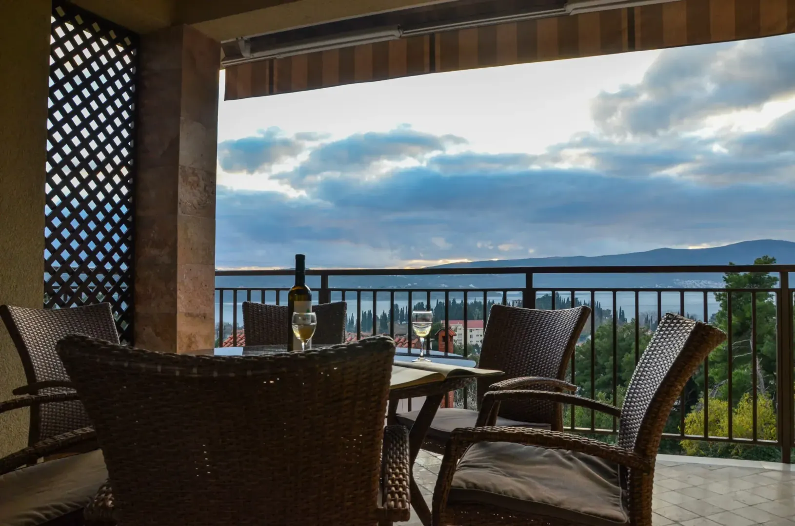 Izdavanje, stan, 176m², Tivat, Crna Gora
