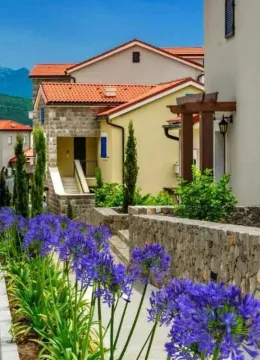 Pogled na spoljašnjost kompleksa zgrada sa uređenim dvorištem i cvijećem. - image 20