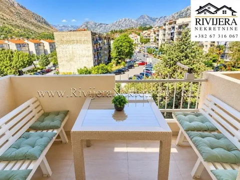 Balcony with outdoor seating and views of the neighborhood and mountains. - image 4