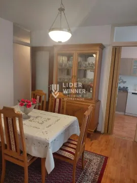 Trpezarija sa drvenim stolom, stolicama i vitrinom. - image 9