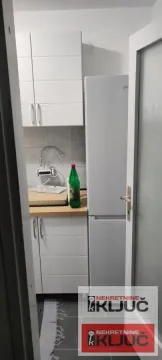 Manja kuhinja sa belim elementima i frižiderom. - image 3