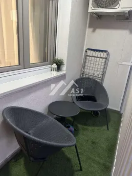 Manji namešteni balkon sa stočićem i dve fotelje. - image 10