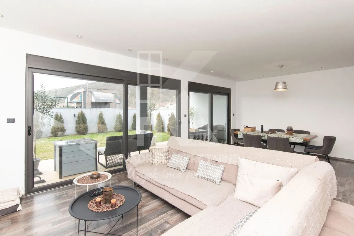 Sale, house, 250m², Tološi, Podgorica