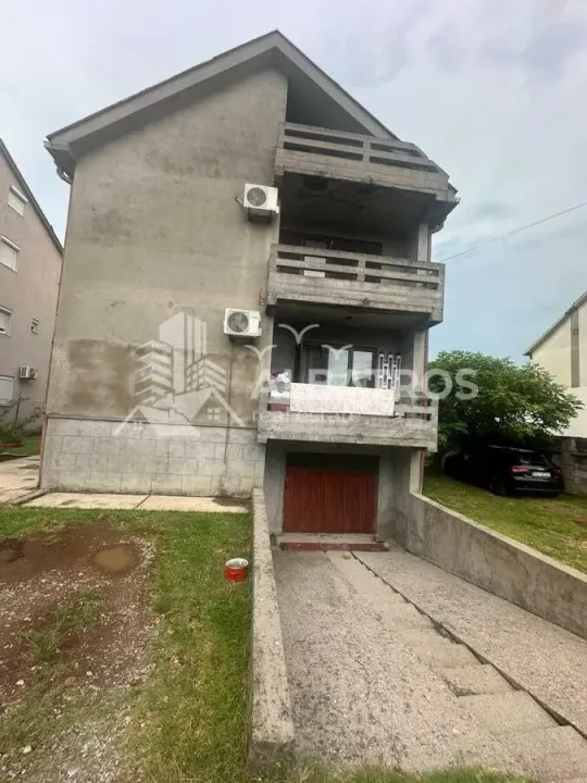 Prodaja, kuća, 400m², Zagorič, Podgorica