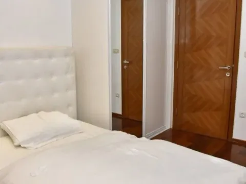 Izdavanje, stan, 140m², Centar, Podgorica - image 7