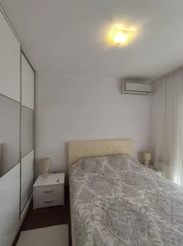 Svijetla spavaća soba sa bračnim krevetom, ormarom i klima uređajem. - image 6