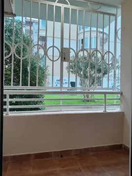 Balkon sa zaštitnom rešetkom i pogledom na dvorište. - image 20