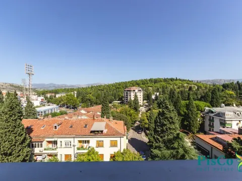 Izdavanje, četvorosoban stan, 135m², Centar, Podgorica - image 2