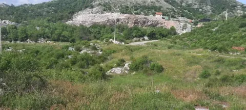Pogled na zeleno okruženje i brdoviti krajolik u prizemlju imanja. - image 2