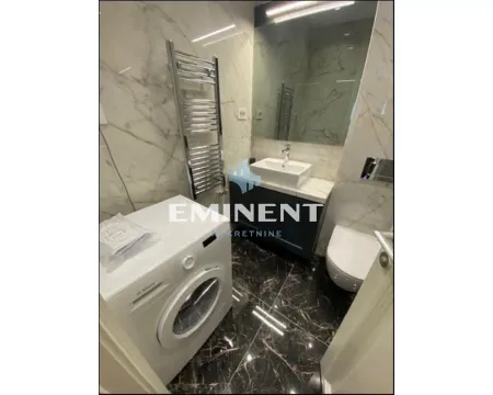 Moderno opremljeno kupatilo sa umivaonikom, WC šoljom i veš mašinom. - image 10
