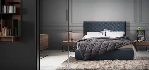Elegantna spavaća soba sa velikim krevetom i modernim namještajem. - image 14