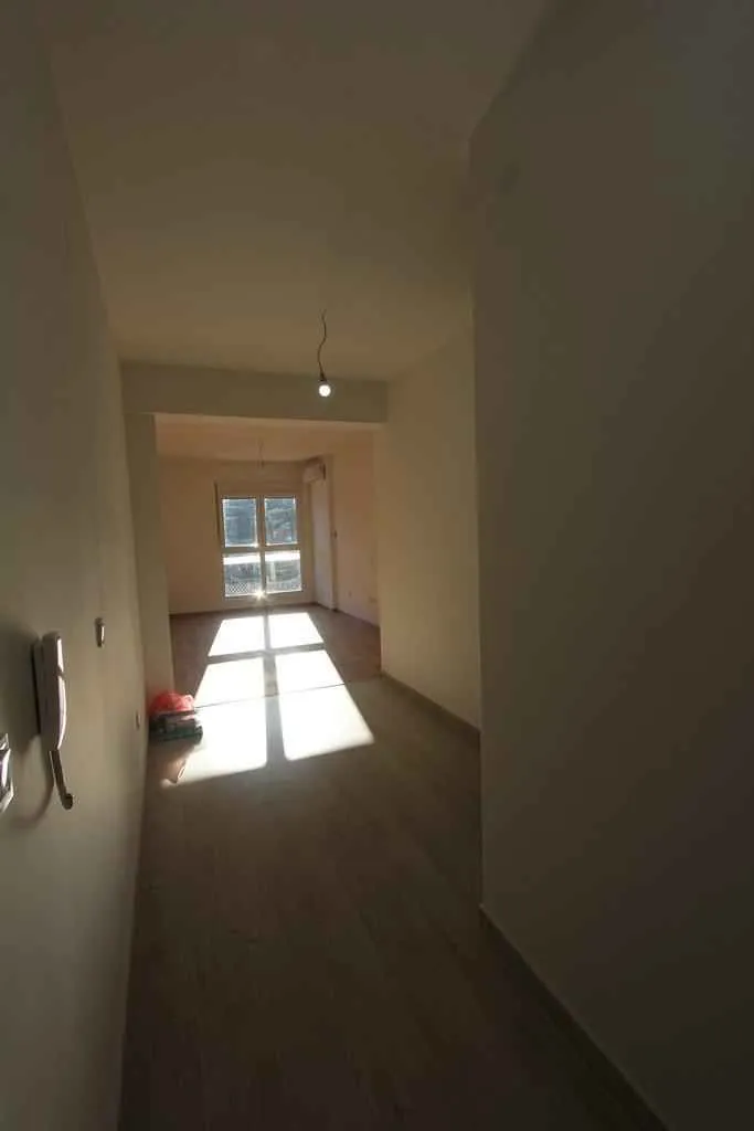 Prazan, svijetao stan u novogradnji.
