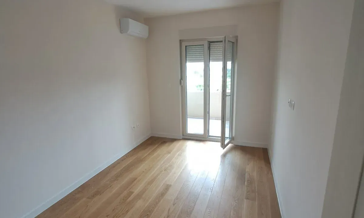 Izdavanje, dvosoban stan, 72m², Central Point, Podgorica