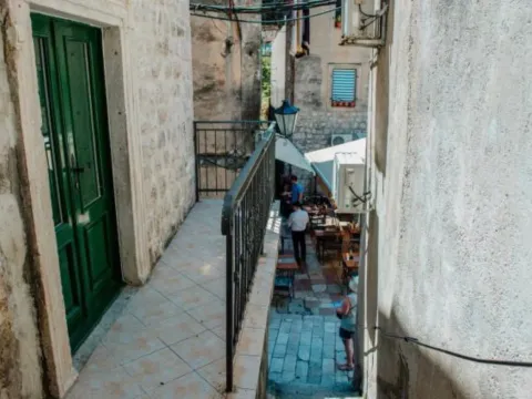 Rent, one bedroom apartment, 40m², Stari Grad Kotor, Kotor - image 16
