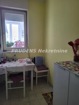 Manja kuhinja sa trpezarijskim stolom i prozorom. - image 13