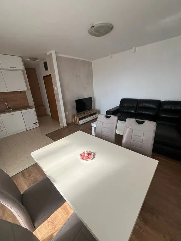 Izdavanje, jednosoban stan, 42m², Blok 6, Podgorica