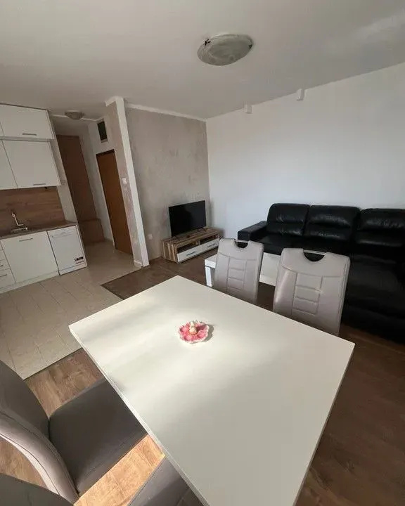 Izdavanje, jednosoban stan, 42m², Blok 6, Podgorica