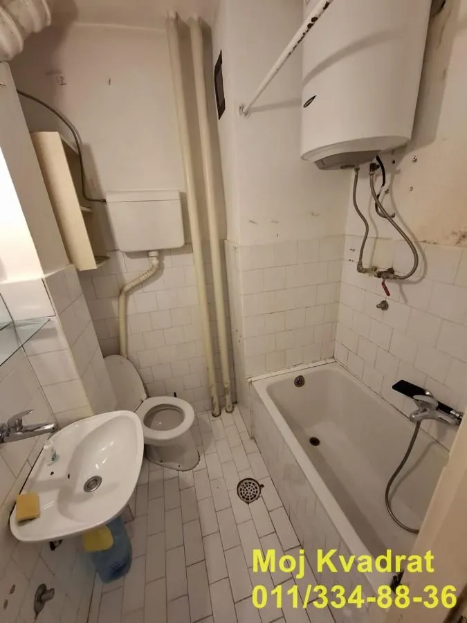 Manje kupatilo sa kadom, umivaonikom i toaletom.
