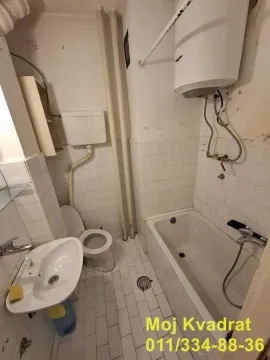 Manje kupatilo sa kadom, umivaonikom i toaletom. - image 10