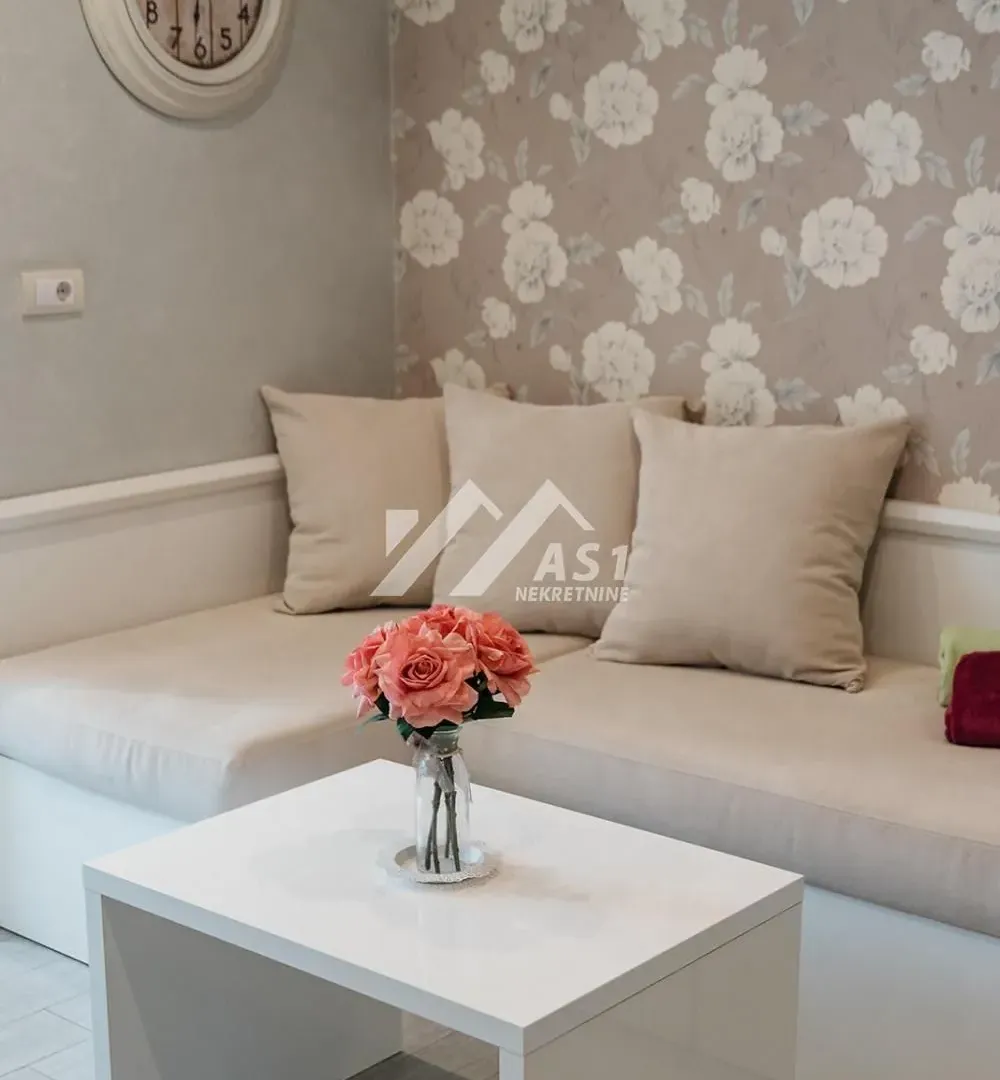 Izdavanje, četvorosoban stan, 120m², Lipov gaj, Novi Sad Sve Podlokacije