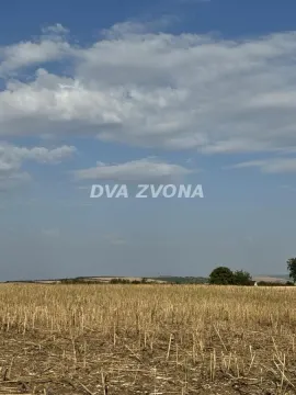 Pogled na okolni pejzaž i polja. - image 3