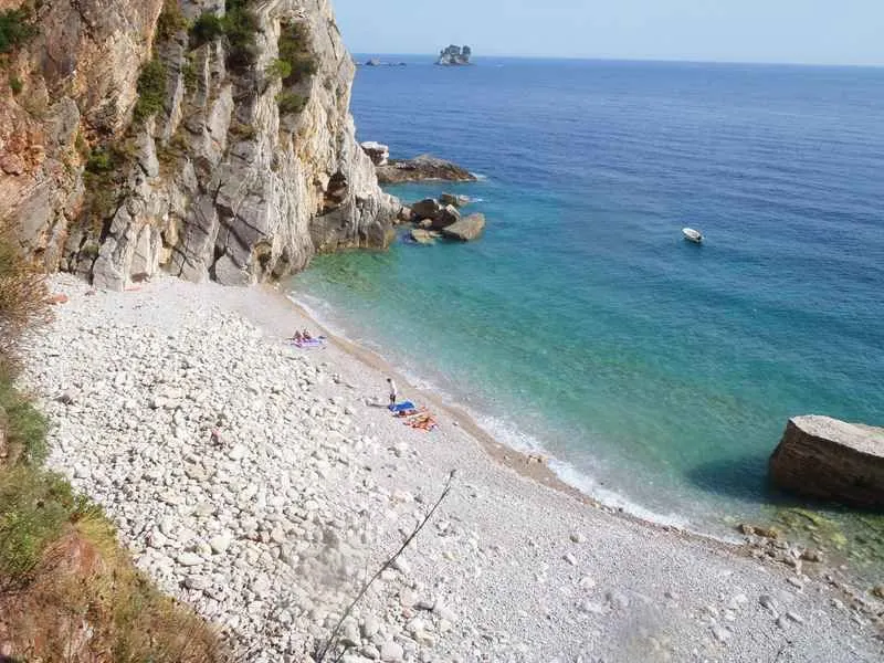 Pogled na plažu i more.