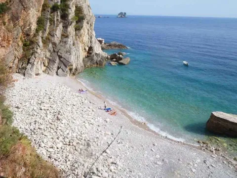 Pogled na plažu i more. - image 4