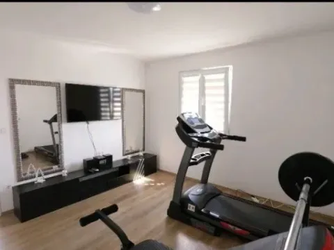 Izdavanje, kuća, 250m², Tološi, Podgorica - image 9