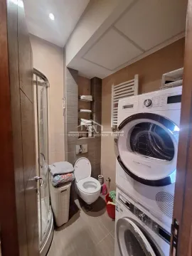 Kupatilo sa tuš kabinom, WC šoljom i veš mašinom. - image 7