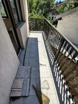 Dugi popločani balkon sa drvenom ogradom i izlazom u enterijer. - image 14