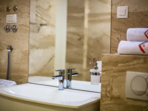 Izdavanje, dvosoban stan, 77m², Centar, Budva - image 16