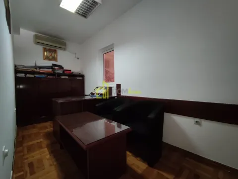 Izdavanje, poslovni prostor, 140m², Centar, Podgorica - image 3