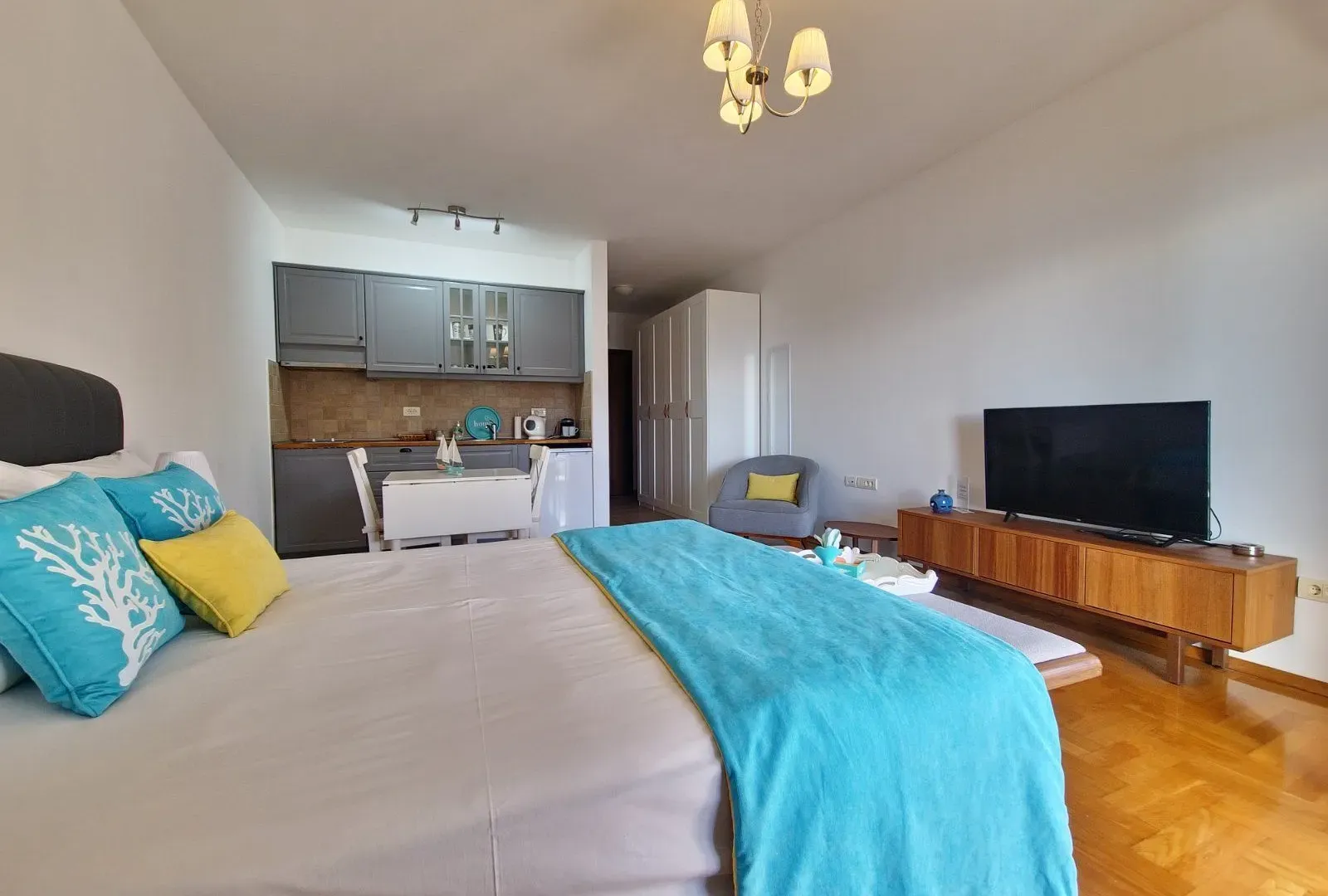 Izdavanje, garsonjera, 42m², Bečići, Budva