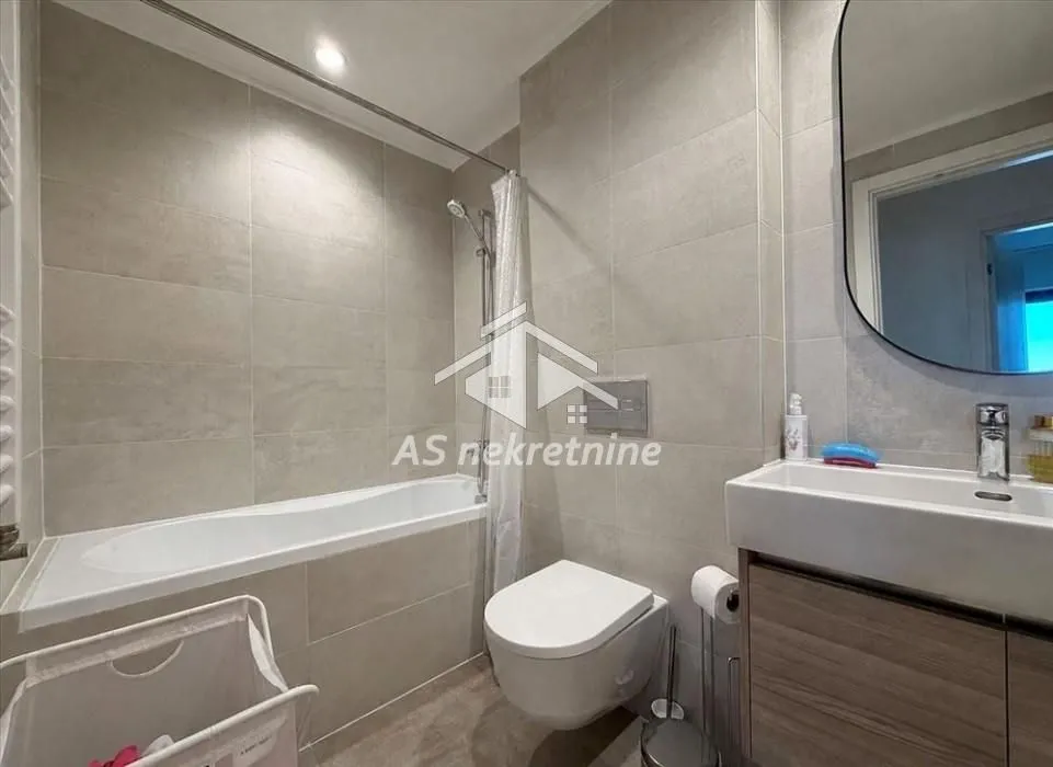 Izdavanje, trosoban stan, 87m², Savski Venac, Beograd