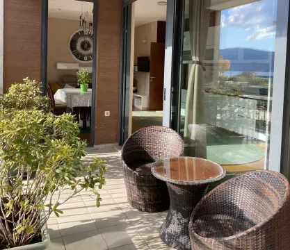 Rent, two bedroom apartment, 75m², Tivat, Crna Gora - image 1