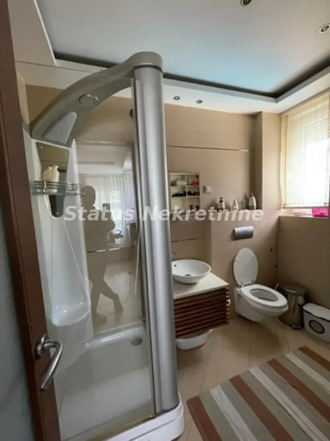 Prodaja, kuća, 250m², Lipov gaj, Novi Sad Sve Podlokacije