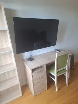 Radni kutak sa stolom, stolicom i zidnim televizorom. - image 14