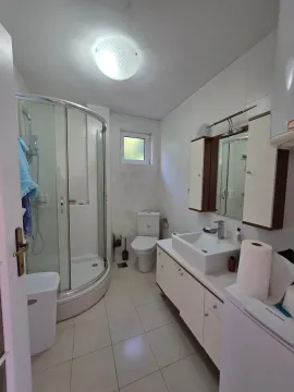 Kupatilo opremljeno tuš kabinom, umivaonikom i wc šoljom. - image 13