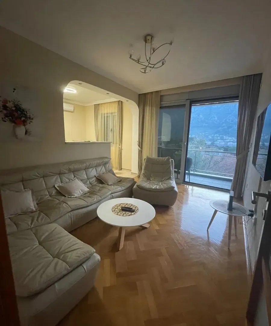 Izdavanje, dvosoban stan, 67m², Kotor, Crna Gora