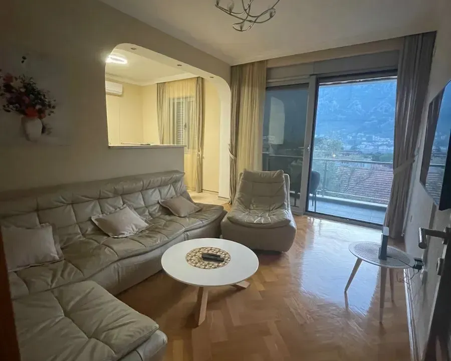 Izdavanje, dvosoban stan, 67m², Kotor, Crna Gora